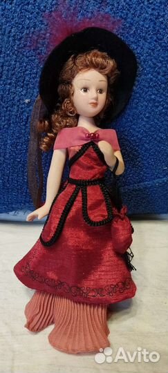 Кукла фарфоровая
