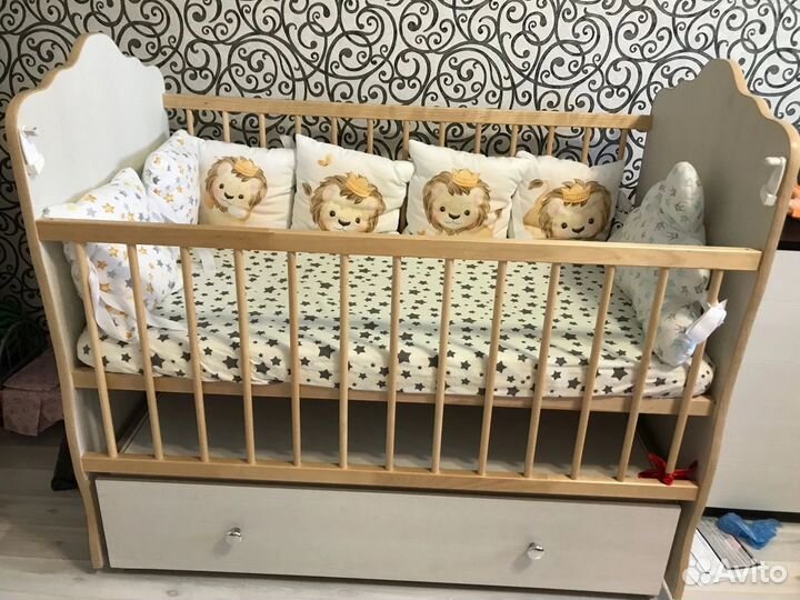 Детская кроватка с маятником и ящиком