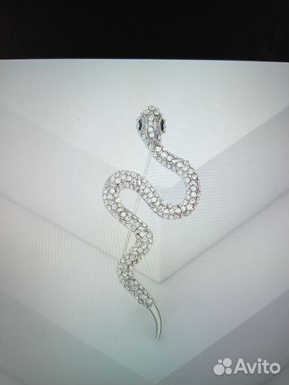 Брошка змея