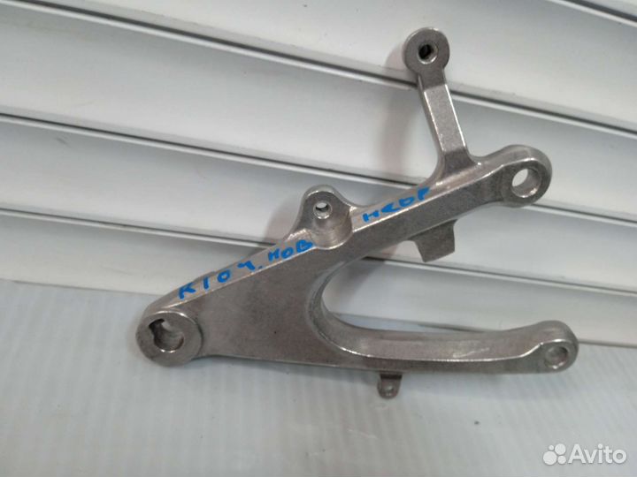 Yamaha R1 2004-2006. Кронштейн правый