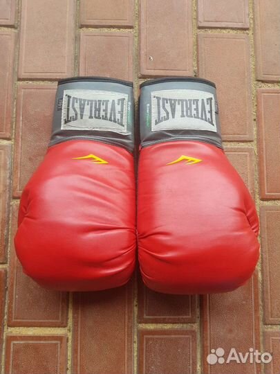 Боксерские перчатки Everlast и накладки на голень