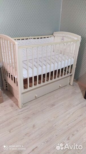 Детская кроватка с маятником и ящиком
