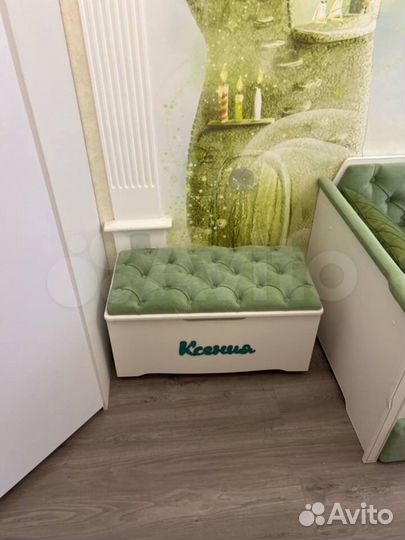 Детская кроватка в мягкой обивке цвет зеленый