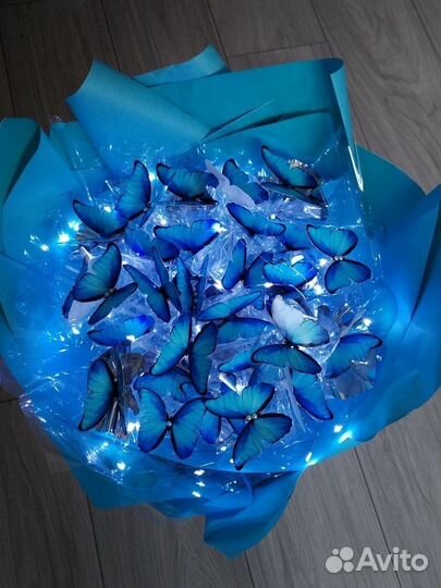 Букеты из бабочек и роз