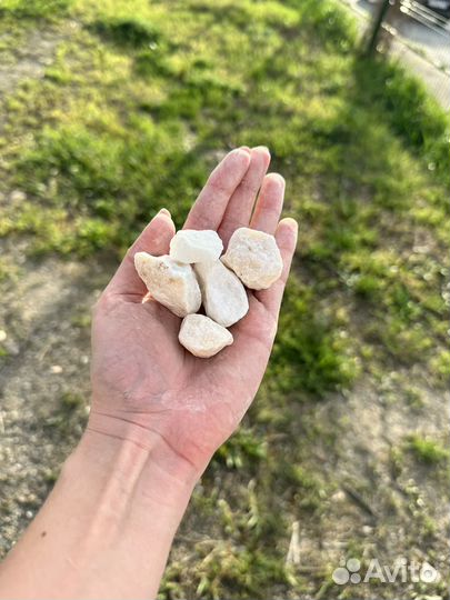 Белая мраморная крошка в мешках