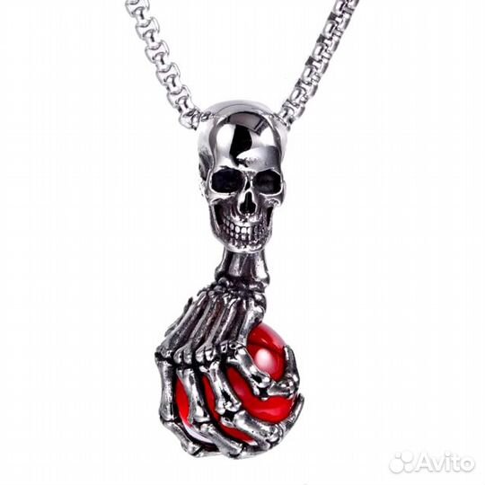 Кулон в виде черепа и руки с шаром