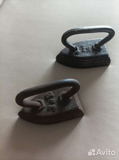 Старый чугунный утюг