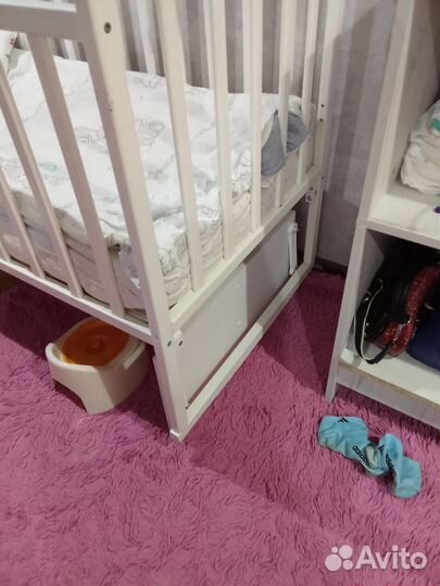 Детская кроватка с маятником