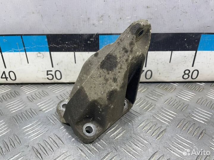 Б/У Кронштейн двигателя правый#002