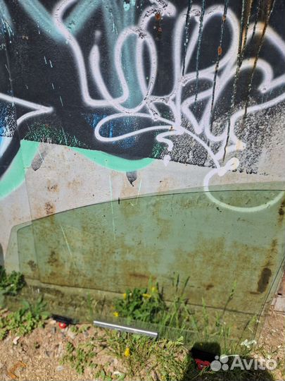 Стекло зад. приус альфа