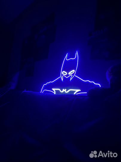 Неоновая вывеска «Бэтмен»