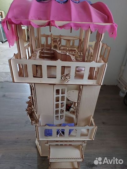 Кукольный домик с мебелью