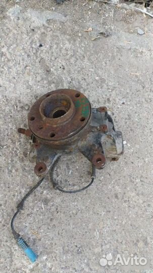 Кулак передний левый Bmw X3 E83 2004-2010