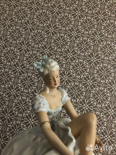 Фарфоровая статуэтка Антиквариат