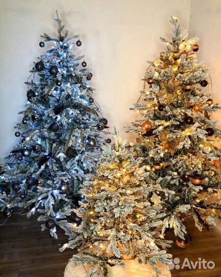 Новогодние елки с огоньками заснеженные