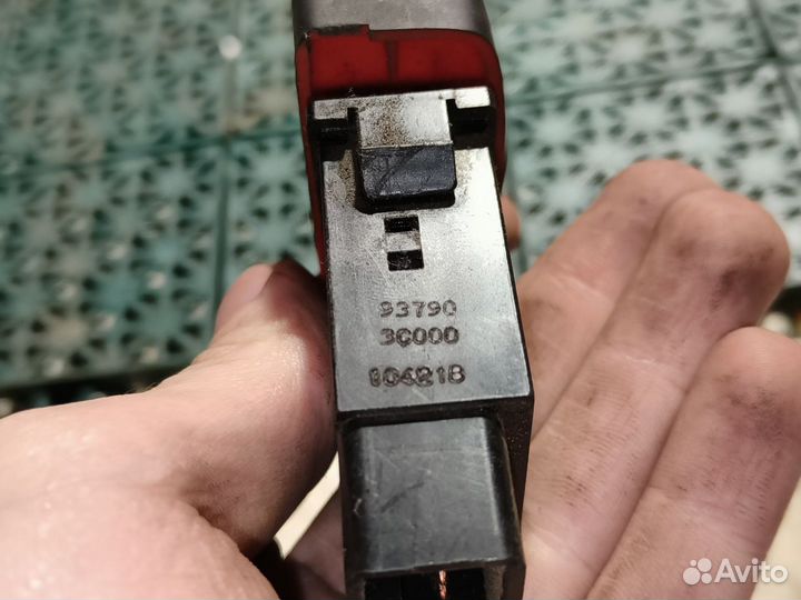 Kнопкa аваpийки Кia Маgеntis I