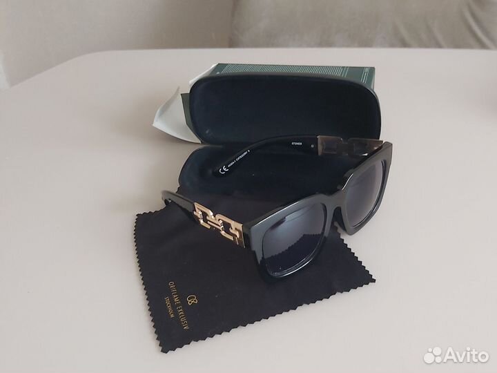 Солнцезащитные очки новые + футляр в подарок