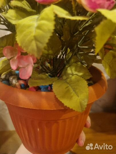 Искусственные цветы в горшках