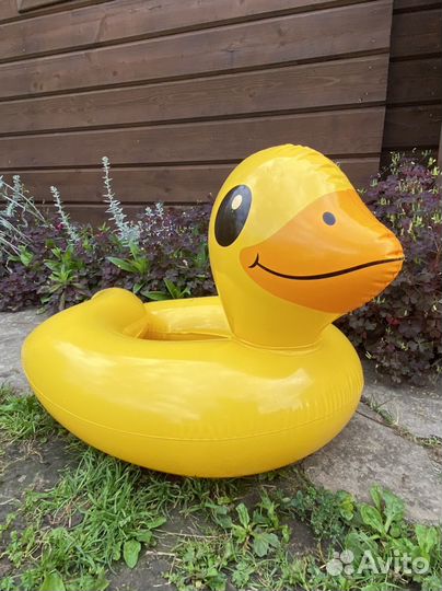 Надувная уточка и нарукавники до трех лет