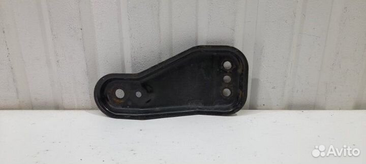 Кронштейн переднего рычага правый Volkswagen Polo