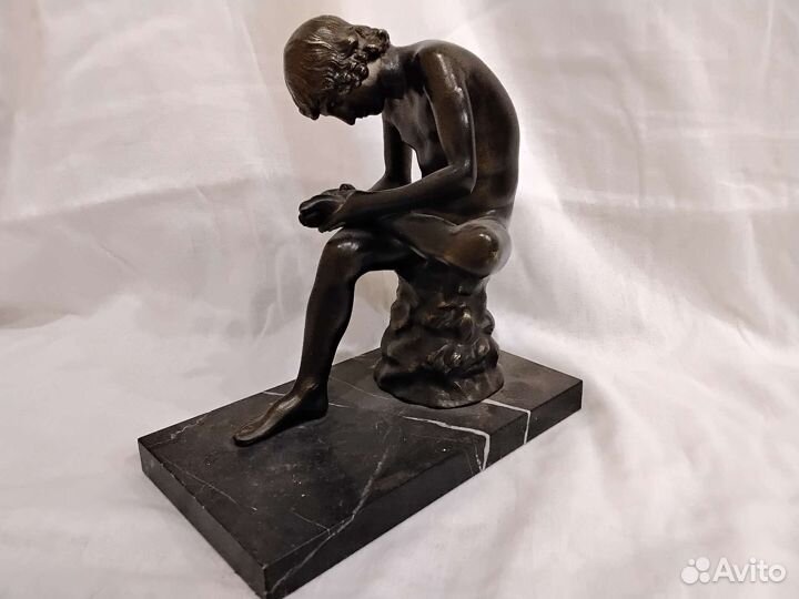 Статуэтка Мальчик извлекающий занозу бронза рар
