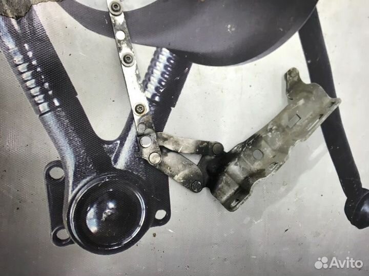 Петля капота правая Mercedes-Benz C-Class W203