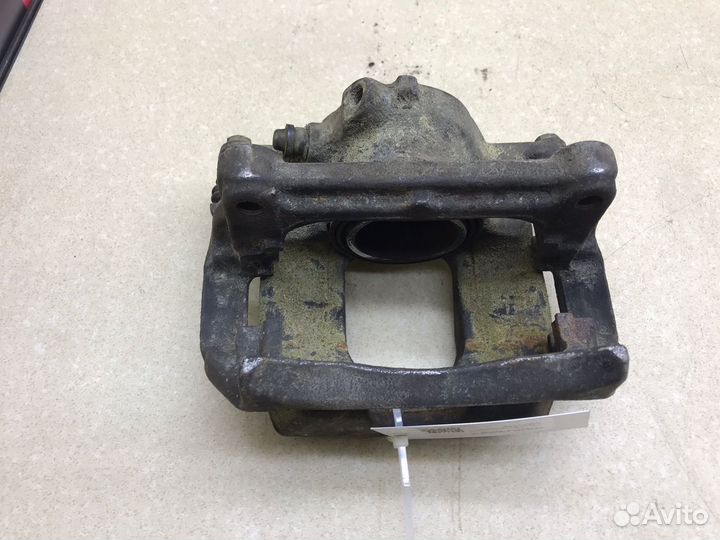 Суппорт передний левый Месредес GLA 156