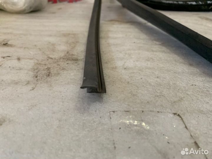 Уплотнитель стекла задний левый Mercedes Glk X204