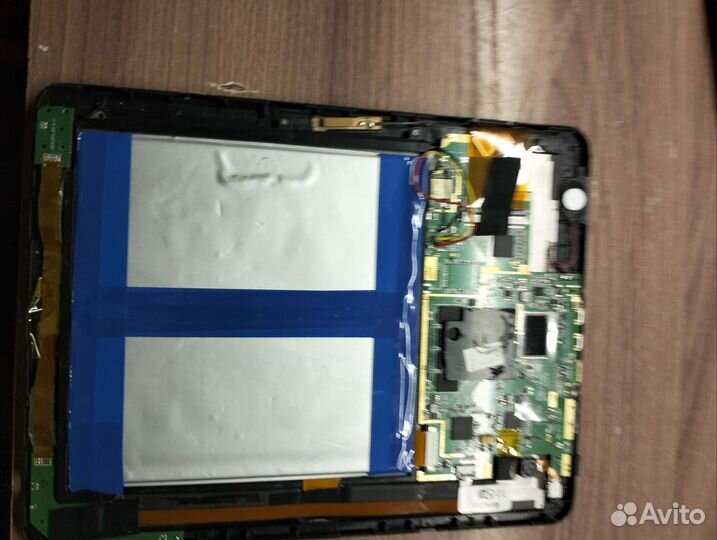 Планшет с разбитым стеклом в левом углу