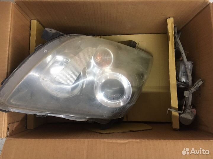 Фары передние Авенсис