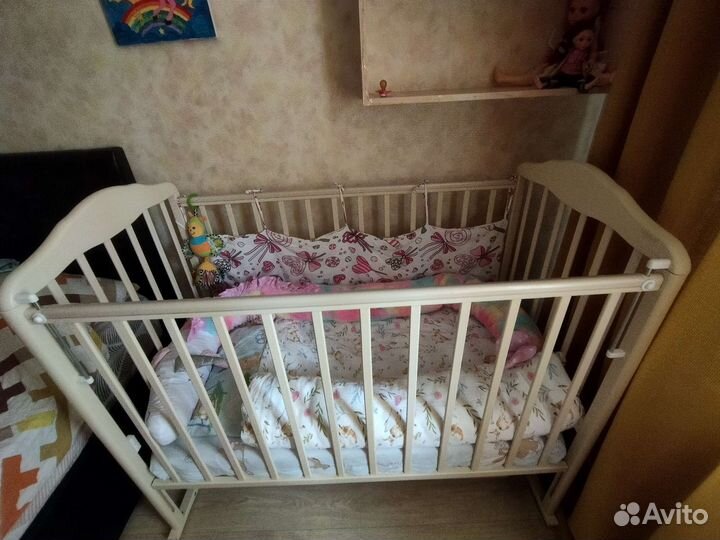 Детская кроватка с маятником