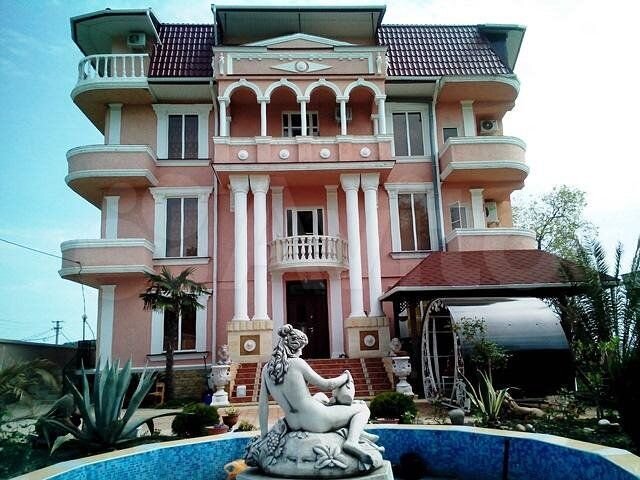 Дом 1200 м² на участке 12 сот.