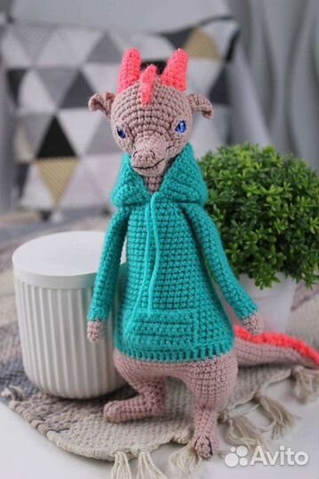 Вязаные игрушки дракон в худи