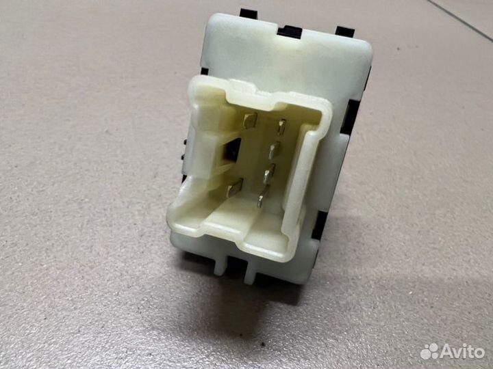 Кнопка стеклоподъемника передняя правая Renault