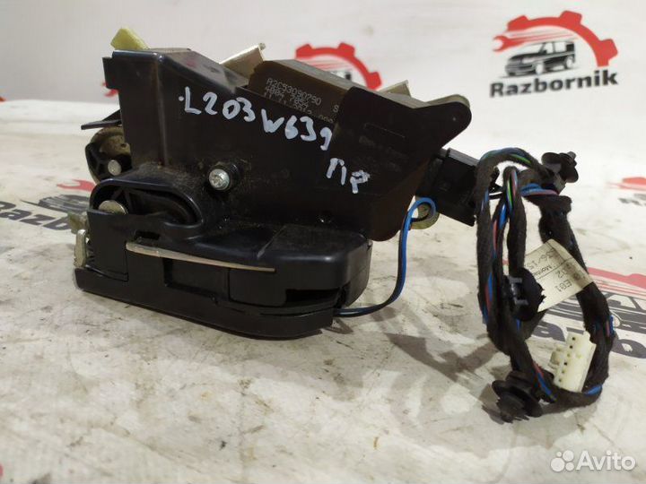 Замок боковой двери правый Mercedes Vito W639 2.1D