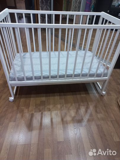 Детская кроватка с маятником