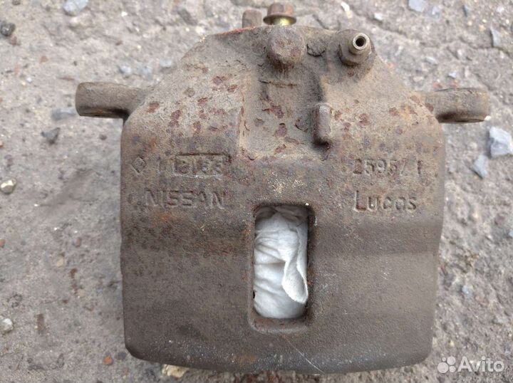 Суппорт передний левый Nissan Primera p12