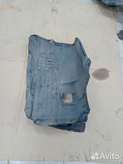 Подкрылок передний левый BMW E90 E91 E92 рест