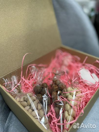 Набор подарочный свечей и орехов