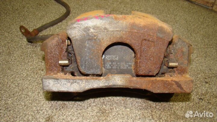 Суппорт передний правый Lexus RX 300/330/350/400h