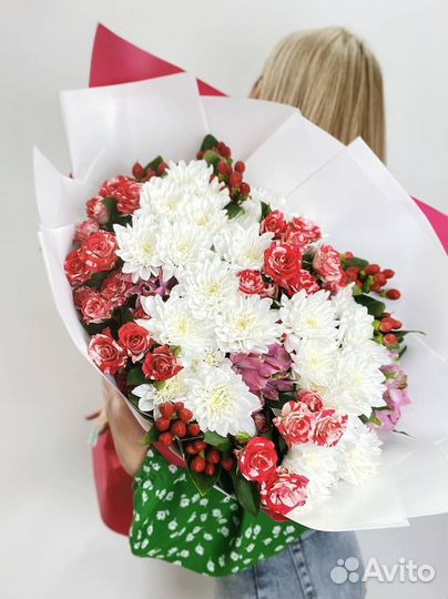 Букет из хризантемы и кустовой розы