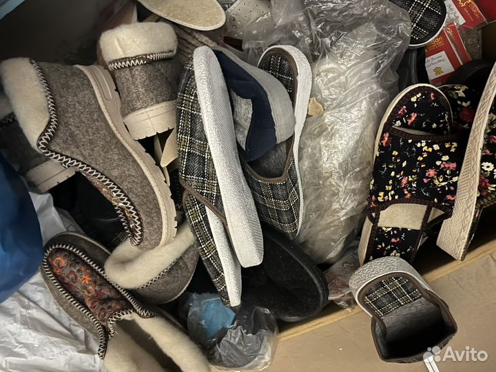 Много новой дешевой обуви, тапочек, стелек