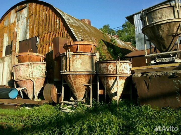 Рюмка. Бадья для бетона. Колокольчик. туфля