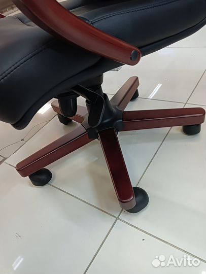 Кресло для руководителя Vonaco Wood