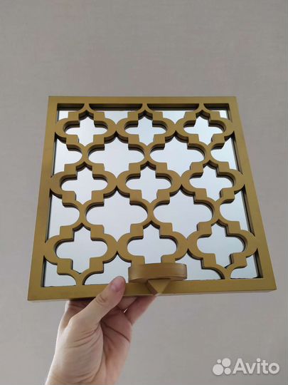 Настенное зеркало с подсвечником