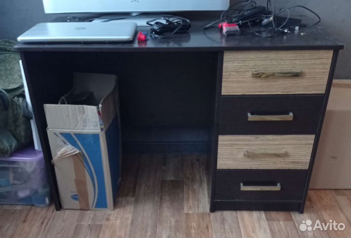 Стол с настенной полкой