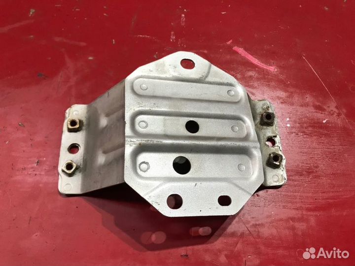 Кронштейн усилителя бампера задний правый Toyota