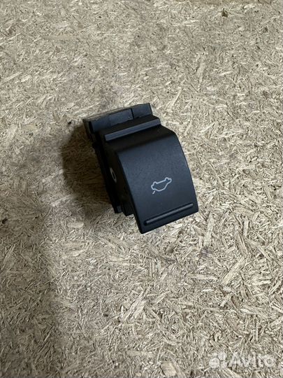 Кнопка багажника Фольксваген Поло 5