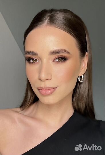 Бесплатно Модель на макияж и прическу