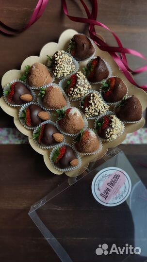 Молочный шоколад, орехи, клубника